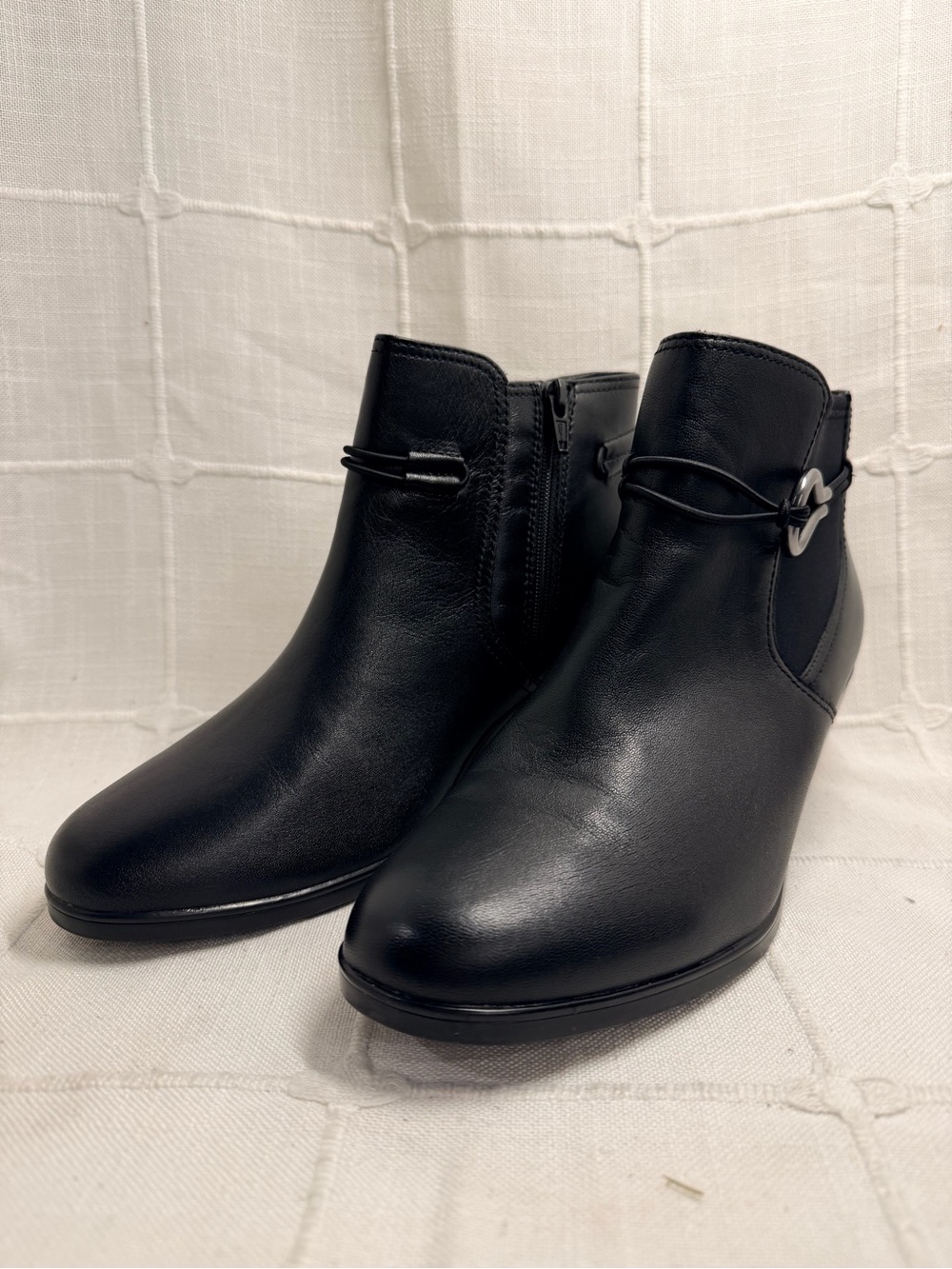 NWT Clarks Emily 2 Kaylie Black Leather Ankle Boots 8M